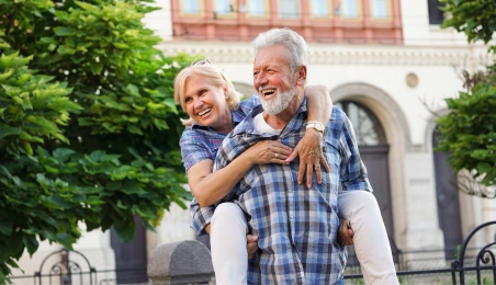 life-assure-medical-alert-canada-older-couple-enjoying-warm-weather